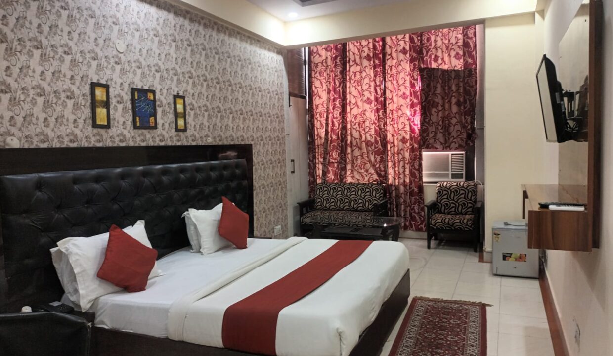 fully-furnished-guest-house-for-lease-noida-sec-31-03